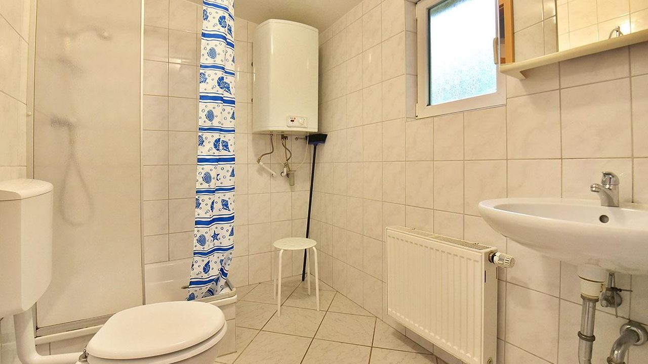 Bad mit WC und Dusche Bad mit WC und Dusche